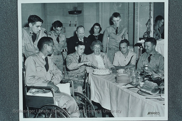  Edith Rogers and a group of injured soldiers at a dinner party